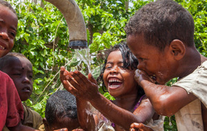 SWIMMING HEROES - AIDEZ LES ENFANTS DE MADAGASCAR GRÂCE À VOS LONGUEURS 	 	